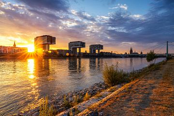 Keulse skyline bij zonsondergang van Frank Herrmann