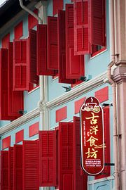 Maisons-boutiques rénovées à Singapour, aux tons pastel et aux volets rouges sur The Book of Wandering