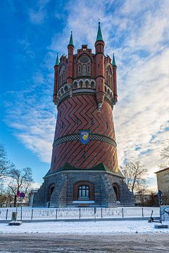 Blick auf den historischen Wasserturm im Winter in der Hansestad