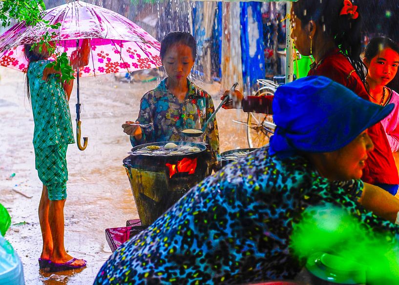 'Cooking in the monsoon rain' van Michael Klinkhamer