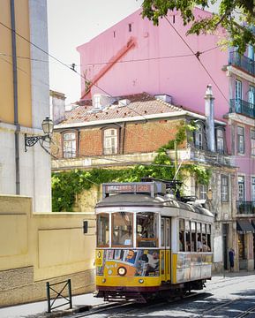 Gele tram in Lissabon van Merel Pape Photography
