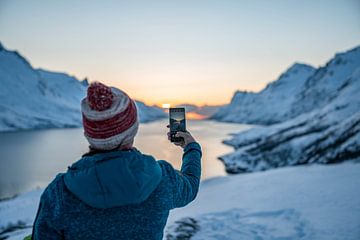 Zonsondergang bij het eerste fjord bij Tromso om foto's te maken van Leo Schindzielorz
