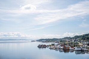 Maisons au bord de l'eau en Norvège sur MdeJong Fotografie