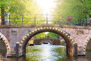 Amsterdamse bruggen in de lente van Dennis van de Water