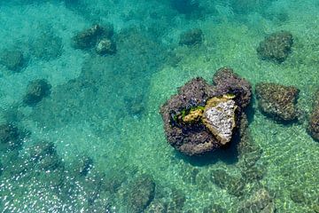 Schitteringen op de zee bij Siracusa, Sicilië van Marianne Eggink - Fotografie en digitale kunst
