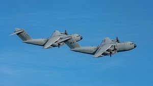 Zwei malaysische Airbus A400M-Transportflugzeuge.  Der Airbus A400M ist ein militärisches Transportflugzeug, das von Airbus Military entwickelt wurde. Der erste Prototyp verließ am 26. Juni 2008 das Werk. Der erste Testflug wurde am 11. Dezember 2009 durchgeführt.  Das Flugzeug wurde von Airbus zusammen mit dem Tankflugzeug Airbus A330 MRTT entwickelt und ist mit Turboprop-Triebwerken ausgestattet. Es kann sowohl auf befestigten als auch auf unbefestigten Pisten starten und landen.   Dieses Bild wurde am 18. Mai 2025 während der LIMA 2025 (Langkawi International Maritime and Aerospace Exhibition) aufgenommen.