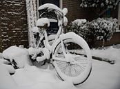 une bicyclette recouverte d'une épaisse couche de neige par ChrisWillemsen Aperçu