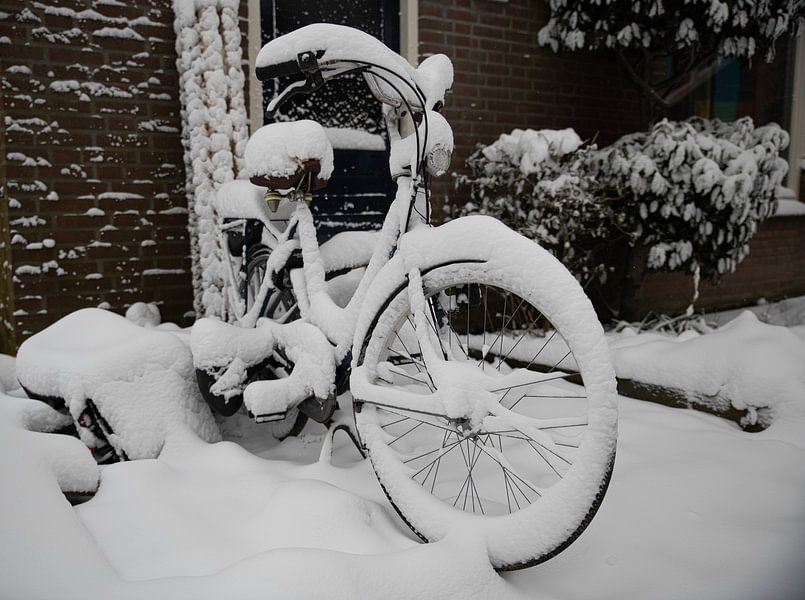 une bicyclette recouverte d'une épaisse couche de neige par ChrisWillemsen