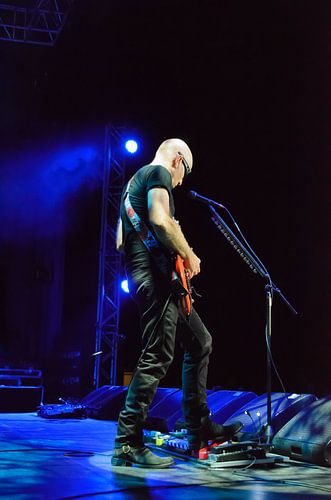 Joe Satriani concentrated.