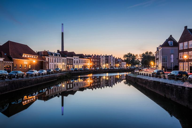 De Kaai in Bergen op Zoom tijdens het blauwe uur van Rick van Geel