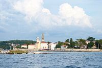 Gezicht op de historische havenstad Porec aan de kust van de Adriatische Zee in Kroatië