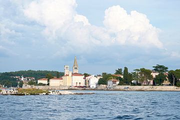 Gezicht op de historische havenstad Porec aan de kust van de Adriatische Zee in Kroatië