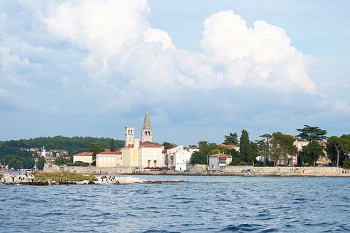 Gezicht op de historische havenstad Porec aan de kust van de Adriatische Zee in Kroatië