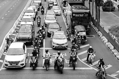 Stedelijk contrast in Bangkok: wachten op het licht