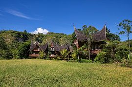 A traditional ecolodge under the Sumatran sky by Frank Photos