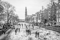 Schaatsen op het ijs van de bevroren Prinsengracht Amsterdam van Dennis Kuzee thumbnail