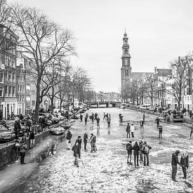 Schaatsen op het ijs van de bevroren Prinsengracht Amsterdam van Dennis Kuzee