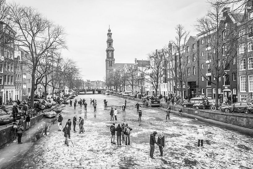Schlittschuhlaufen auf dem Eis der zugefrorenen Prinsengracht Amsterdam von Dennis Kuzee