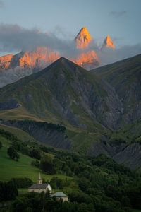 Die schönen Gipfel der Aiguilles d'Arves in den französischen Alpen im letzten Sonnenlicht.