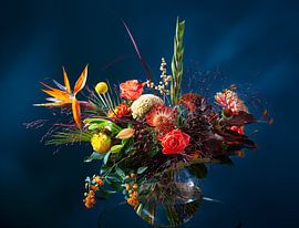 Bouquet of flowers in a glass vase by Peter de Kievith Fotografie