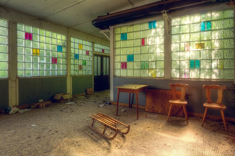 Verlassener Schlitten in Kindertagesstätte. von Roman Robroek