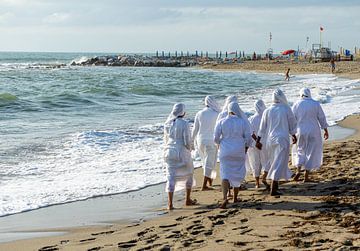 Nonnen gehen am Strand im Sand spazieren von Animaflora PicsStock