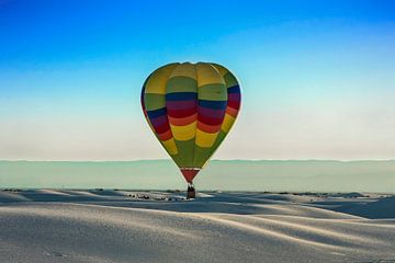 Heteluchtballon boven White Sands, New Mexico USA van Gert Hilbink