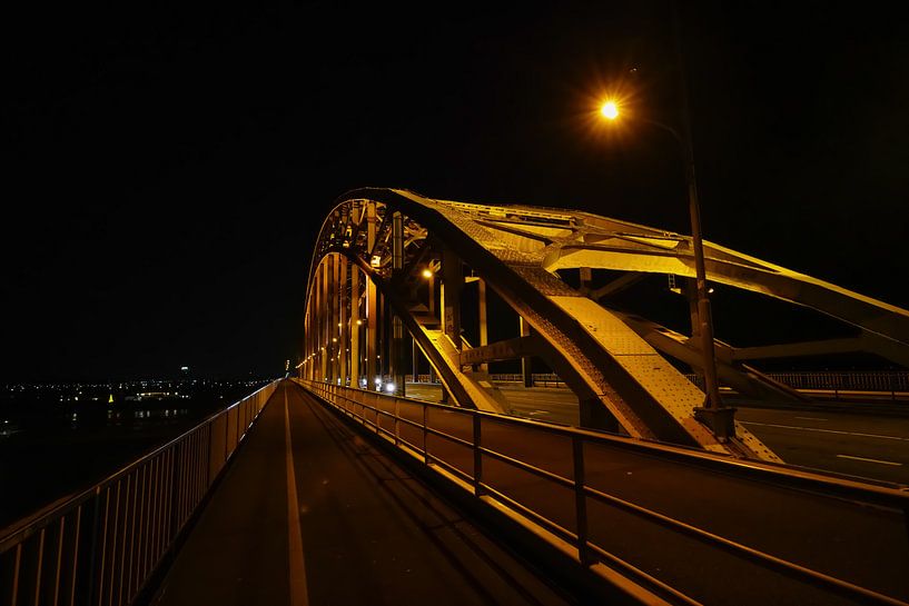 Nachtfoto van de Waalbrug in Nijmegen by Alice Berkien-van Mil