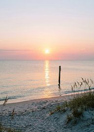 Sonnenuntergang am Pastellstrand – Wandbild mit Küstenmotiv