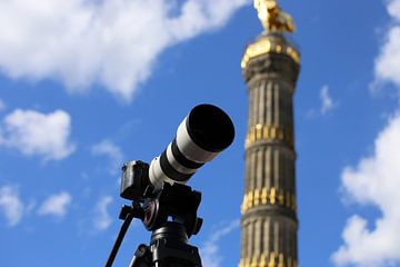 Berlijn: statief met camera en telelens voor de Overwinningszuil van Udo Herrmann