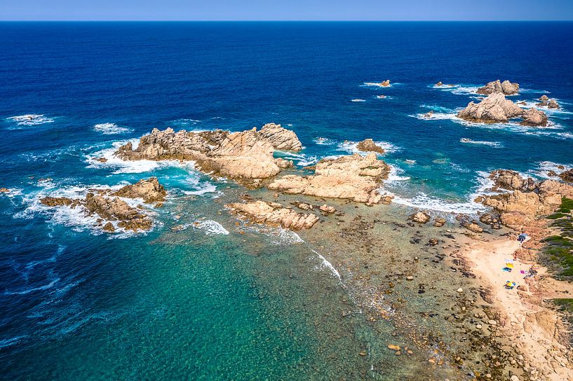 Klein strandje aan de kust van Sardinië van Bernardine de Laat