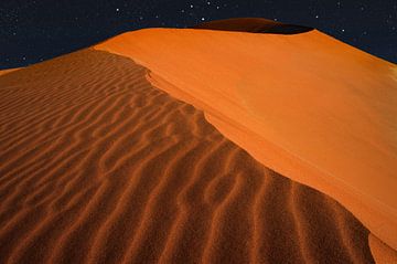 Ongerepte duingolven bij nacht (Sossusvlei, Namibië) van images4nature by Eckart Mayer Photography