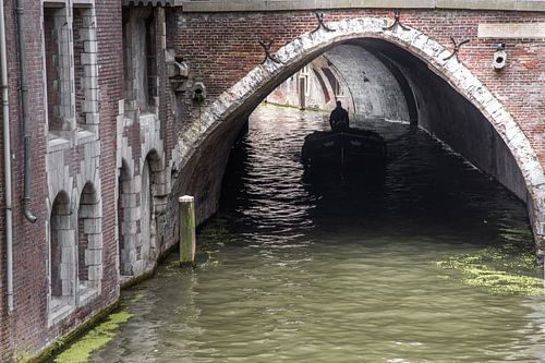Varen over de Oude Gracht in Utrecht
