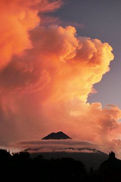 Volcano in the clouds by Manon Leisink