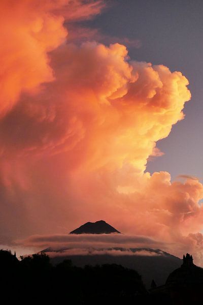 Vulkan in den Wolken von Manon Leisink