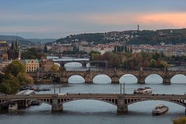 De bruggen over de Vltava rivier in Praag van Anges van der Logt