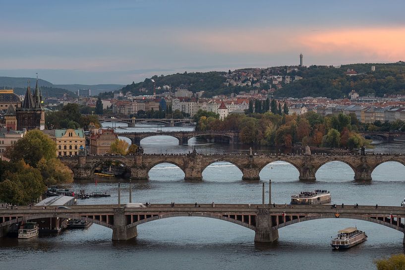 Die Brücken über die Moldau in Prag von Anges van der Logt