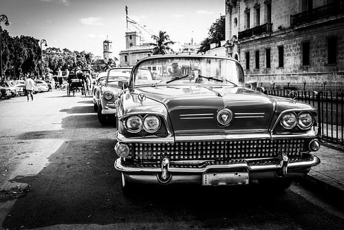 Oldtimer in de oude stad van Havana Cuba in zwart-wit