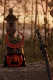 Antiker Samurai Helm neben dem Katana Schwert im wunderschönen Abendlicht von Besa Art