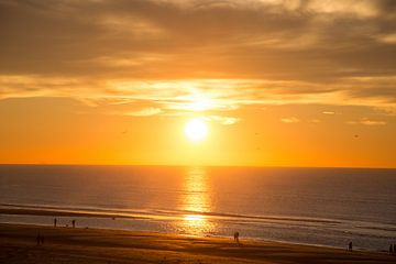 Winter zonsondergang strand Zandvoort van Michiel Boer