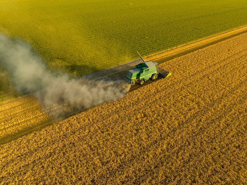 John Deere Mähdrescher bei der Weizenernte während der Sommersaison von Sjoerd van der Wal Fotografie
