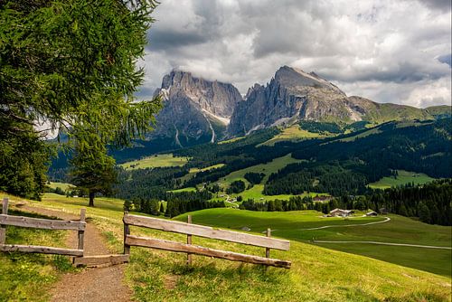 Italien Dolomiten, Blick auf den Platz und den Langkofel