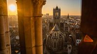 Uitzicht over Gent. Sint-Niklaaskerk tijdens een zonsondergang in het voorjaar van 2019.