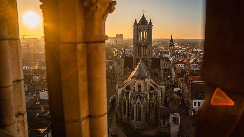 Blick über Gent. St. Nikolaus Kirche während eines Sonnenuntergangs im Frühjahr 2019. von Bob Van der Wolf
