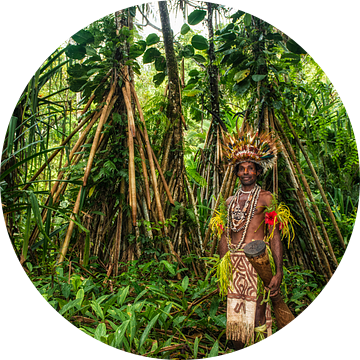 Traditioneel geklede man met trommel in het oerwoud van Papua Nieuw Guinea. van Ron van der Stappen