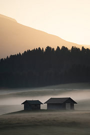 Die Seiser Alm im Morgennebel, Dolomiten von Mark Wijsman