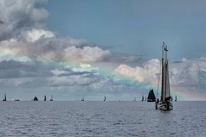Regenbogen über dem Wasser