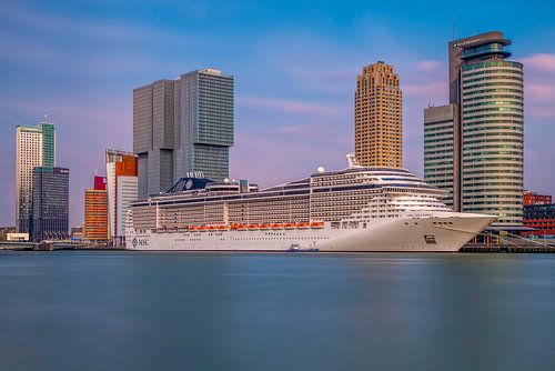 Rotterdam zicht op de cruise terminal
