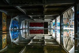 Verlassene Halle mit Graffiti und perfekter Spiegelung – Kunst und Verfall im Lost Place von InfiniteArtLabs