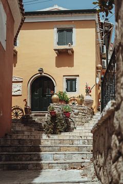 Pastelkleurig huis op Corfu eiland | Reisfotografie | Griekenland, Europa van Sanne Dost